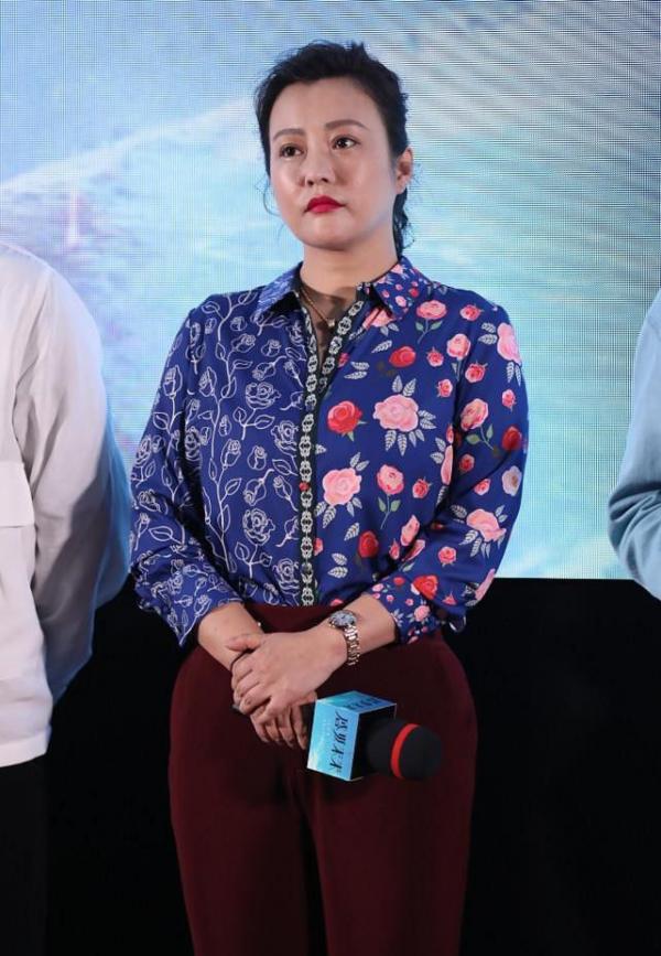 郝蕾穿出了70後女性想要的高階感,印花襯衫配闊腿褲,簡約又高階 郝蕾穿出了70後女性想要的高階感,印花襯衫配闊腿褲,簡約又高階