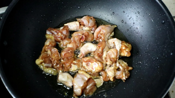 這才是蔥油雞最好吃的做法，不加一滴水，肉質鮮嫩咬一口蔥香四溢