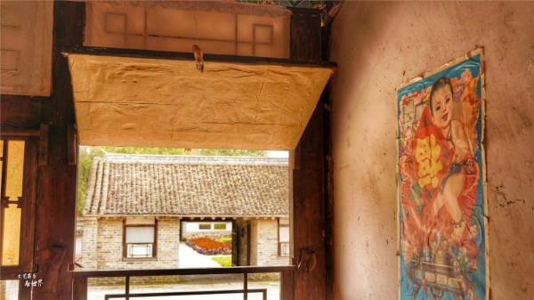 參觀滿族民居，終於明白什麼是東北三大怪，姑娘叼著大煙袋真意外