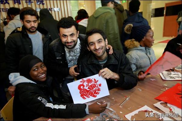 伊朗小夥，娶湖南姑娘，在農村照顧岳父母，還學會插秧種菜