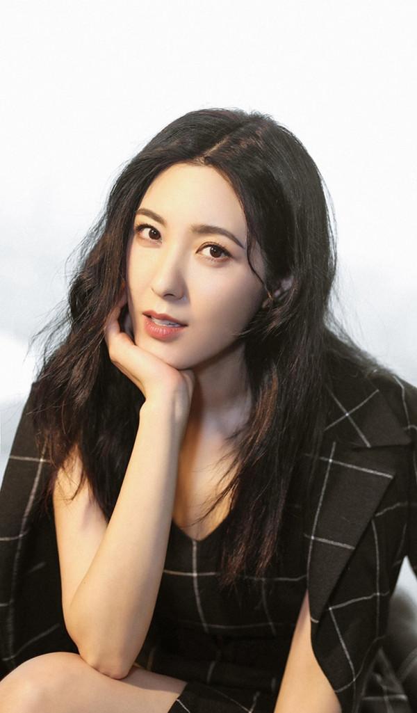 曾黎時尚穿搭精緻優雅 影迷們看過她哪些作品評論關注轉發分享收藏