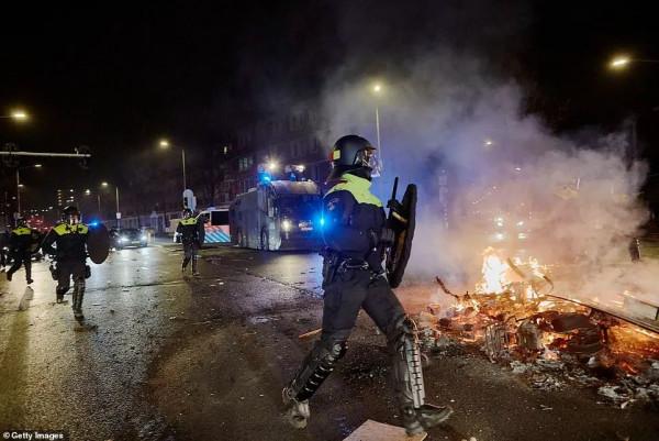 多國抗議 爆流血衝突 示威者打砸搶燒 世衛：或再死50萬人