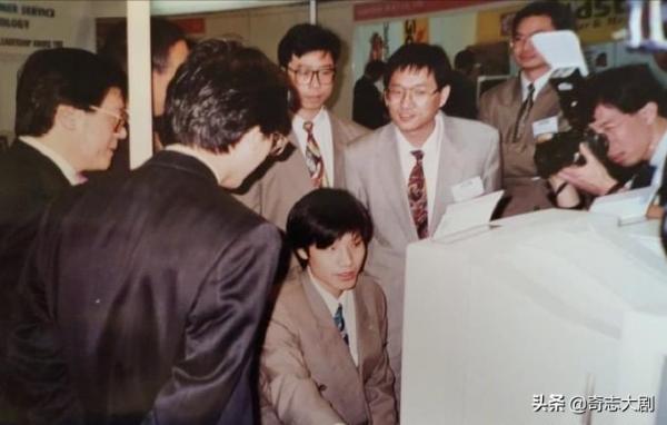 雷軍的傳奇人生，曾投資百萬卻輸得血本無歸，如今小米誰人不知