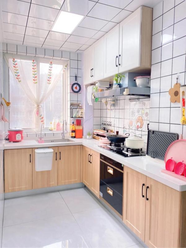 她家106平米，裝修不豪華，卻很乾淨溫馨，滿滿的煙火氣，好舒服