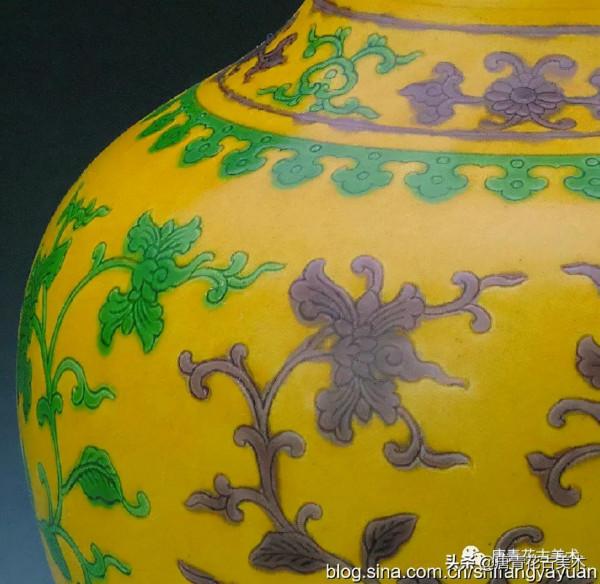 「品鑑館藏」北京故宮藏——清乾隆黃地紫綠彩勾蓮紋瓶