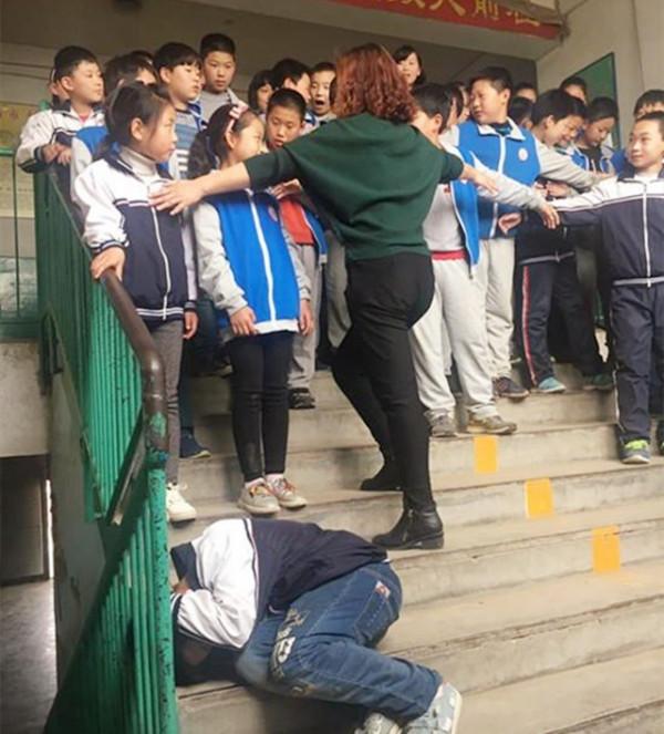 2008年,那位讓2300多名師生在地震中逃生的校長,3年後病逝 2008年,那位讓2300多名師生在地震中逃生的校長,3年後病逝