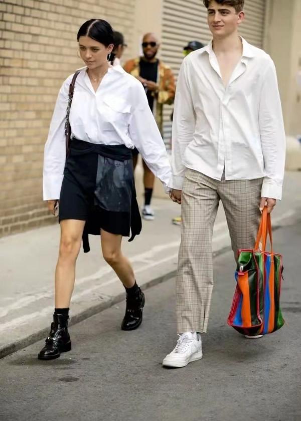 秋瓷炫兩口子穿情侶裝秀恩愛，戴棒球帽顯年輕，於曉光略顯油膩