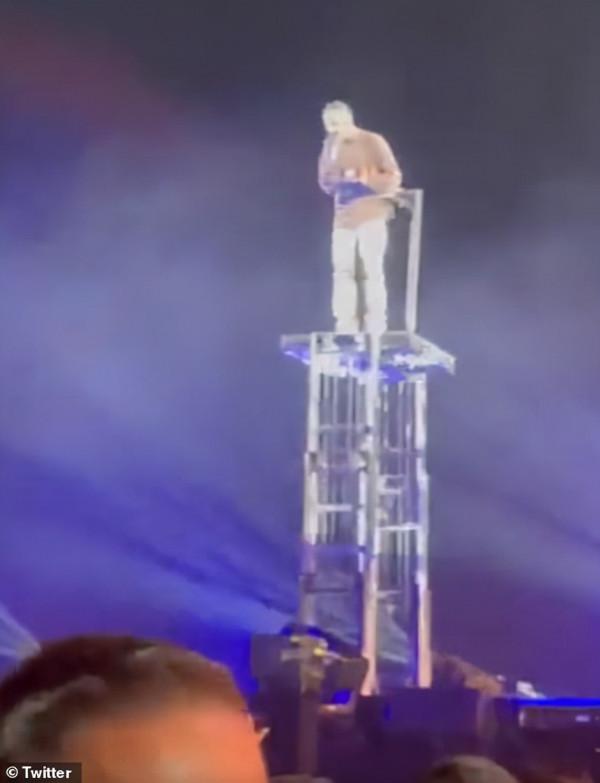 美頂流歌手演唱會煽動狂歡致8人被踩死!目擊者:他邊唱邊看人死 美頂流歌手演唱會煽動狂歡致8人被踩死!目擊者:他邊唱邊看人死