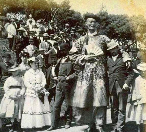 清朝巨人詹世釵遠渡重洋，娶英國妻子生兒育女，他真的有3.19米？