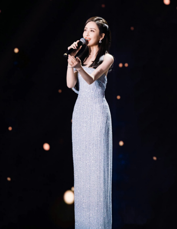 佟麗婭氣質真的很好，一襲藍色星鑽長裙溫婉低調，襯托完美姿態