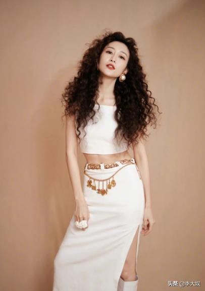 《明偵》拍攝內景曝光，何炅帶頭梳理案情，王鷗大張偉造型太搶鏡