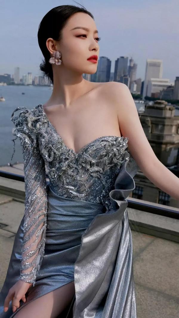 倪妮的美照，嫵媚多姿