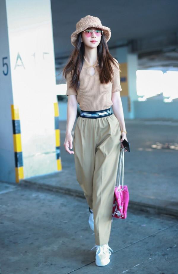 楊穎造型太獨特,不規則短裙配騎士靴很吸睛,一般人還真難駕馭 楊穎造型太獨特,不規則短裙配騎士靴很吸睛,一般人還真難駕馭