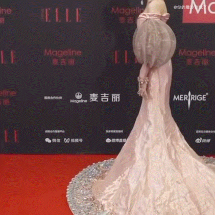 女明星年底大比拼，楊冪、唐嫣、劉詩詩造型，唐嫣還是輸了