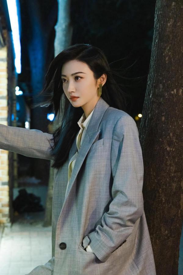 景甜街頭穿搭，身穿灰色西服套裝，搭配藍色挑染髮型，又酷又美