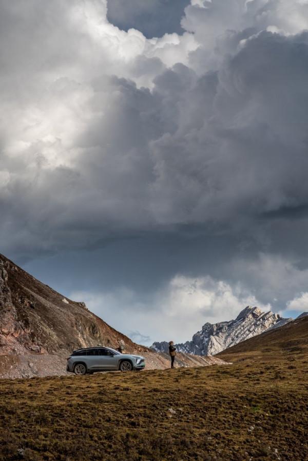 一車兩人一狗子開蔚來走秘境洛克之路 一車兩人一狗子開蔚來走秘境洛克之路
