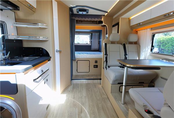 新款鉑馳旅行家雙拓展房車，國六依維柯歐勝首選房車