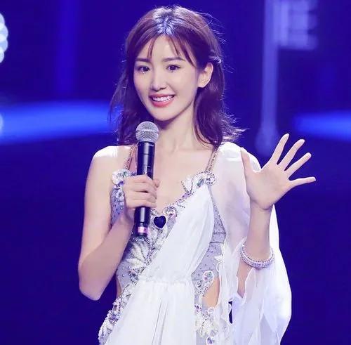 毛曉彤不幸的前半生，生下來被扔進垃圾桶，都怪母親識人不清