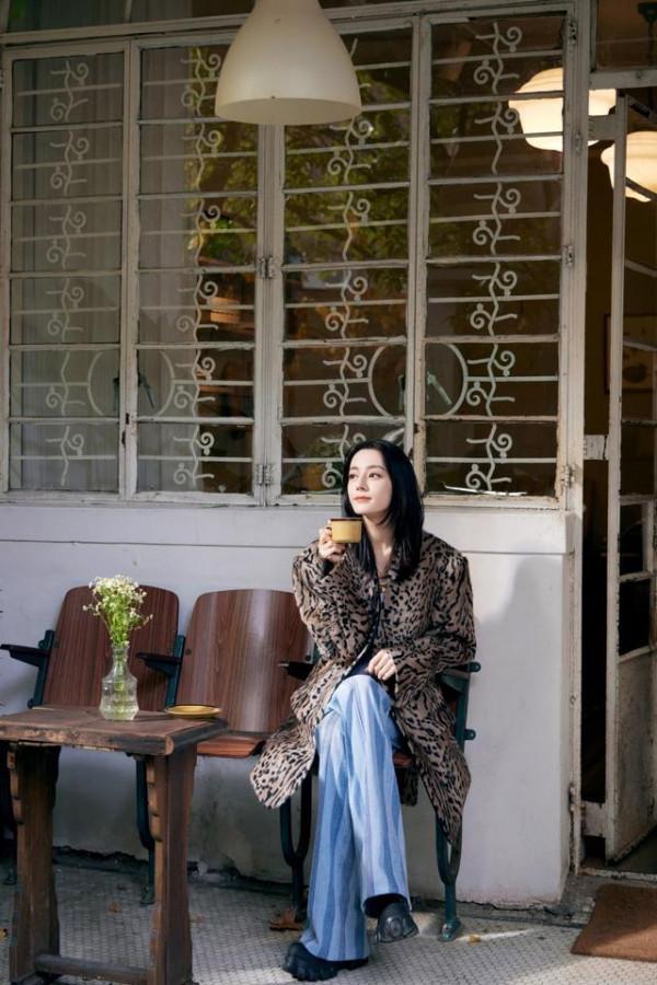 熱巴講脫口秀金句頻出，穿豹紋外套包裹嚴實，卻藏不住好比例