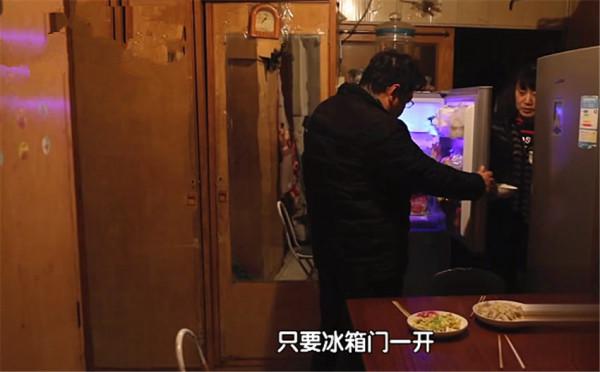 北京1家3口蝸居30㎡一居室,室內全用膠條封著?網友:咋住 北京1家3口蝸居30㎡一居室,室內全用膠條封著?網友:咋住