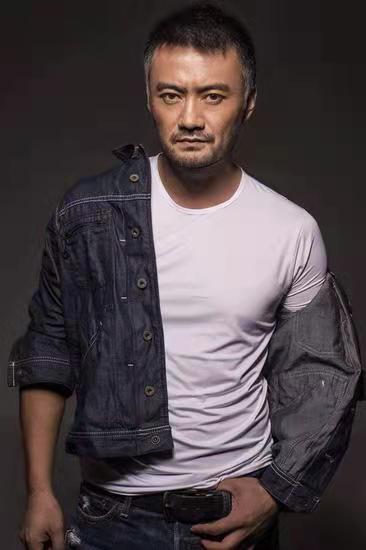 李亞鵬現身中戲90班聚！多年來堅持聚會感情深，同學近況各不相同