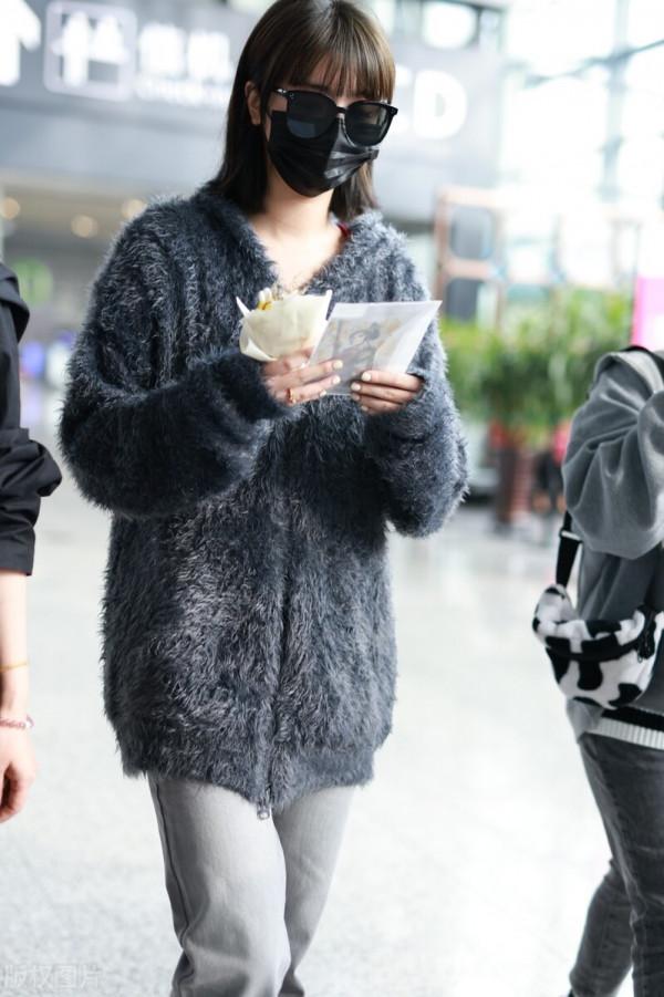 趙小棠穿灰色馬海毛毛衣搭配牛仔褲簡約溫暖 趙小棠穿灰色馬海毛毛衣搭配牛仔褲簡約溫暖