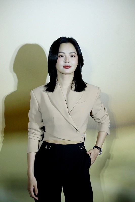 辛芷蕾變胖了，但也沒影響顏值，V領上衣配亮片緊身褲，衣品線上