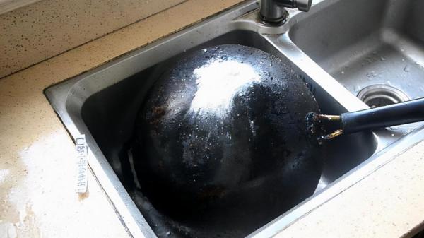 以前不懂，廚房就知道用洗潔精擦！學會這些小技巧，乾淨又殺菌