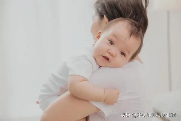 4個月寶寶哭鬧不停，原因竟是脊椎受傷，奶奶抱姿有問題？
