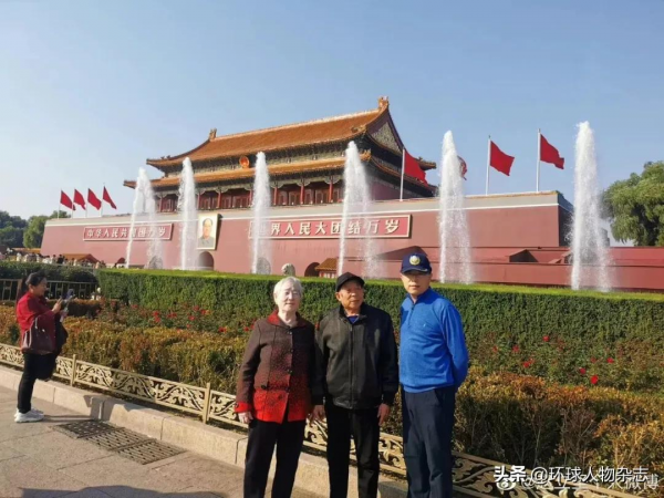 羊肉串、大盤雞、饢坑烤肉……趙立堅要在微博上饞死“發小”