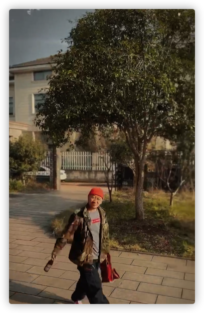 李保田兒子惹爭議，舉著酒瓶在別墅院子跳舞，走路搖晃被嘲諷炫富