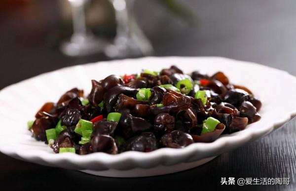 冬天進補，春天打虎，多吃3黑，3白，滋養身體，驅寒保暖，康過冬