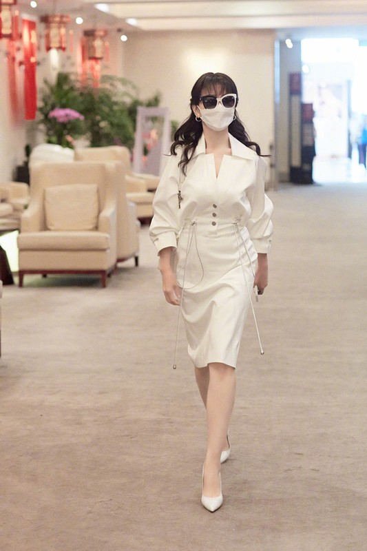 趙雅芝活成50後驕傲，穿收腰裙走機場優雅又颯爽，66歲曲線仍挺拔