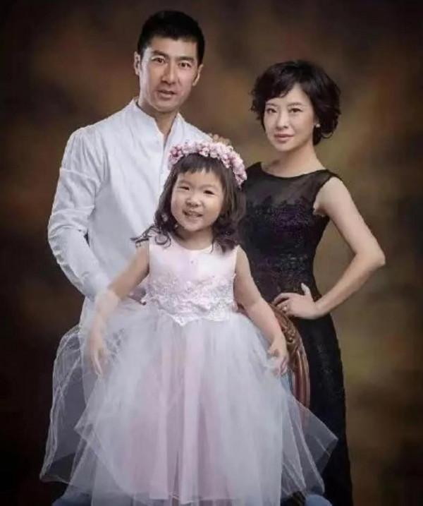 來看看上海主持人和子女的合拍照片吧？比較下像不像