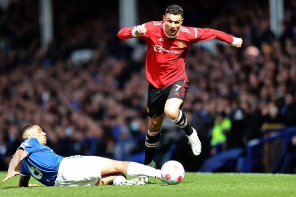 C羅血染賽場賽後爆發 怒摔14歲球迷手機後致歉 警方確認已介入