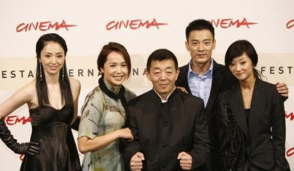 嫁給名導的5位“嬌妻”：陳婷18歲就生子，徐帆54歲至今不生孩子