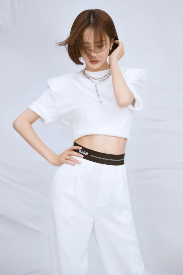 佟麗婭穿衣真有“心機”，棒球服配巴掌大的內搭，顯高又洋氣