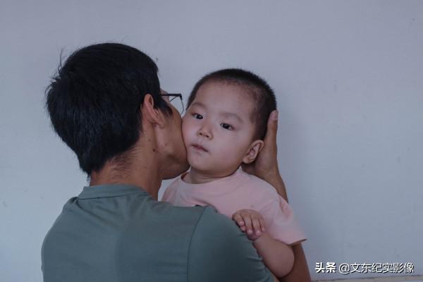 這樣的孩子一般活不過2歲，但她卻用稚嫩的肩膀頑強抗爭著