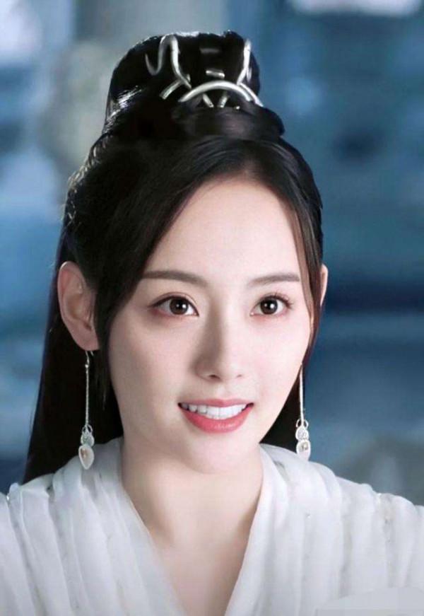 小臉女星的天下！這12個漫畫臉巔峰PK，大眼睛巴掌臉一個比一個美