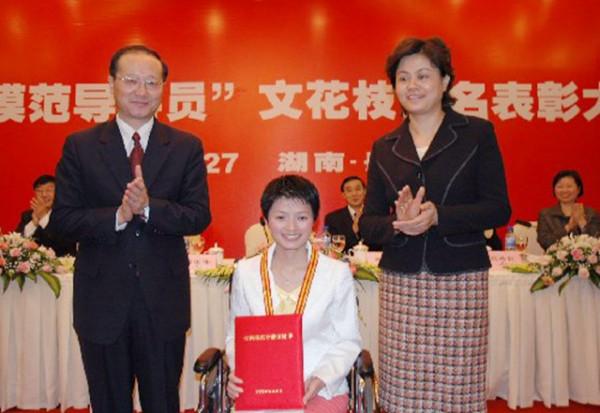 還記得曾說我是導遊先救乘客的文花枝嗎？後來在毛主席家鄉當書記