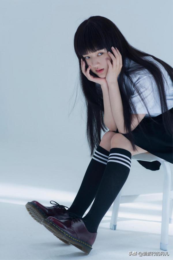 趙露思身穿白色襯衫搭配黑色短裙，齊劉海造型盡顯高冷氣質