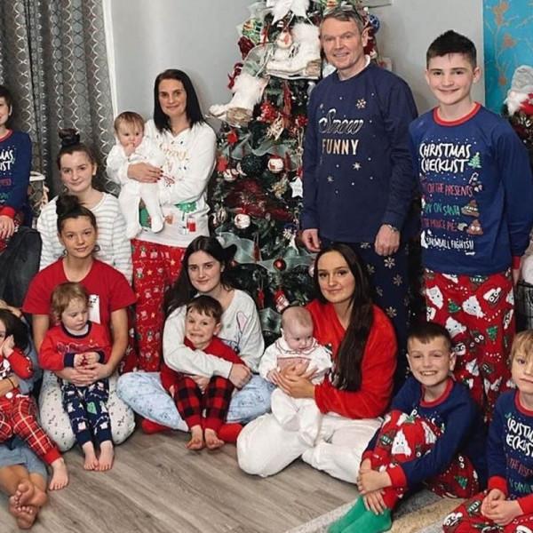 英國夫妻31年生下22個娃，現已有6個孫輩，晚年的快樂無法想象