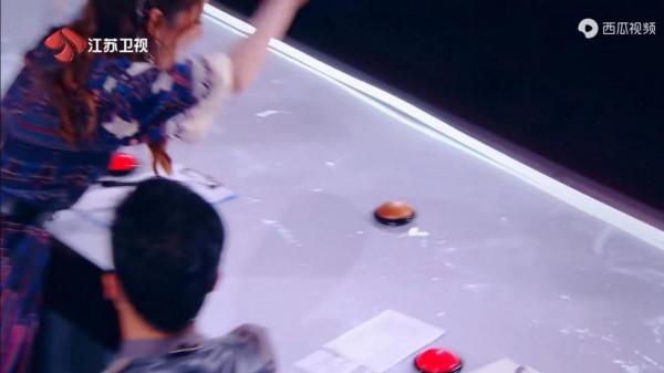 華裔女孩表演雜技，贏得鄧紫棋的爆贊，節目開播以來第一個爆贊