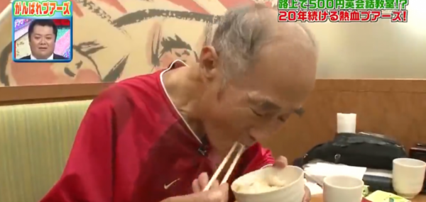 日本窮人的真實生活：73歲老人三天只吃一頓飯，一有錢就去網咖