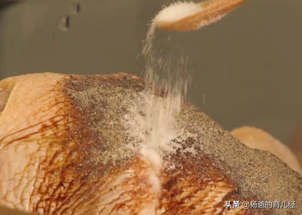 把豬蹄和三黃雞放在一起燜煮，鮮嫩解饞又好吃，孩子愛吃的美食