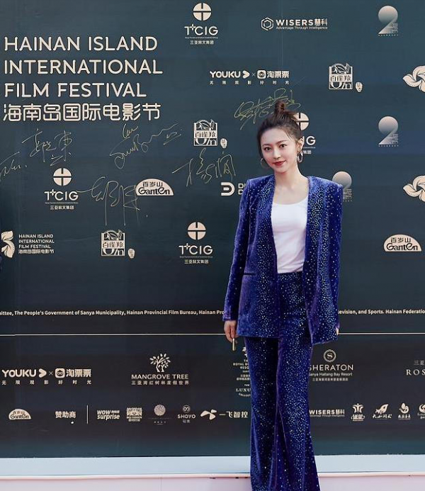 黃夢瑩新生代小花,一襲白色長裙亮相,大長腿連楊冪都要輸她 黃夢瑩新生代小花,一襲白色長裙亮相,大長腿連楊冪都要輸她