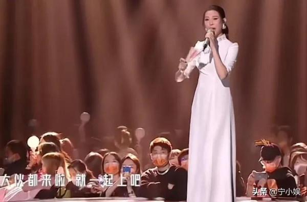 芒果臺“內部”晚會13位明星遭遇尷尬，意外暴露其3條生存現狀