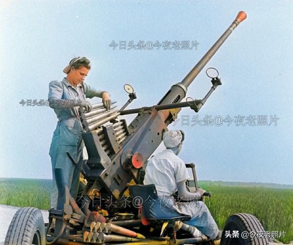 珍貴老照片，美軍肩扛日軍頭顱，德軍用坦克煎蛋，空中相撞的子彈