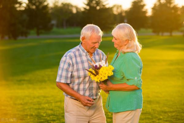 70歲老人自述：和舞伴搭夥過日子，我的晚年生活舒適愜意
