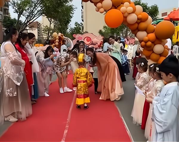 江蘇幼兒園舉行漢服活動，男孩身披黃袍超搶眼，家長吐槽沒必要